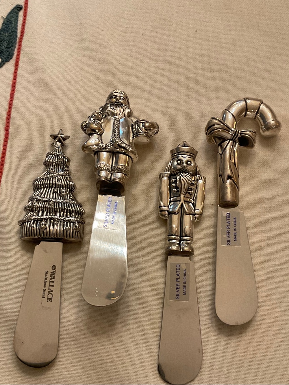 Set of 4 Christmas spreaders by Wallace.  Stainless blades.  5” . Mint condition